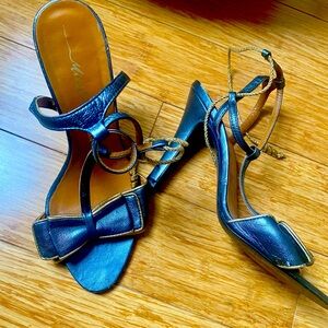 Cobalt pumps with golden ankle tie